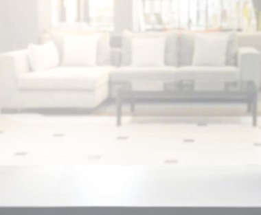Masa üstü ve arka planın bulanık oturma odası