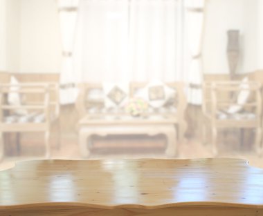 Masa üstü ve arka planın bulanık oturma odası