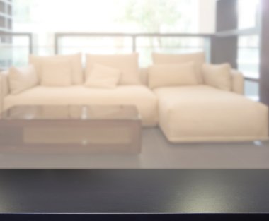 Masa üstü ve arka planın bulanık oturma odası