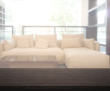 Masa üstü ve arka planın bulanık oturma odası