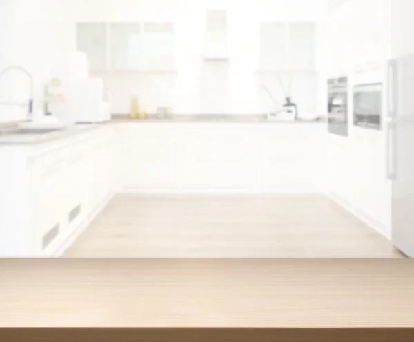 表顶部和模糊的厨房空间的背景 — 图库照片