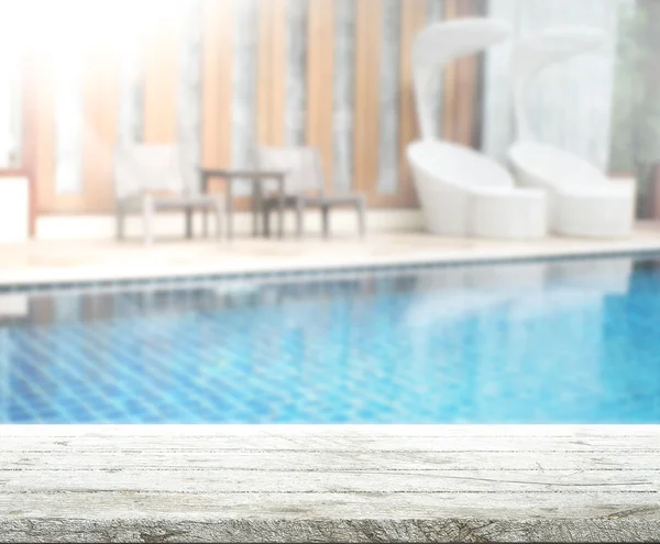 Mesa de madera Parte superior de fondo y piscina — Foto de Stock