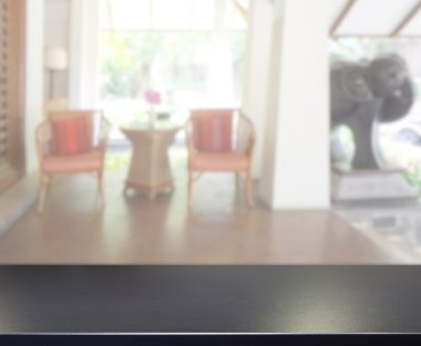 Masa üstü ve arka planın bulanık oturma odası