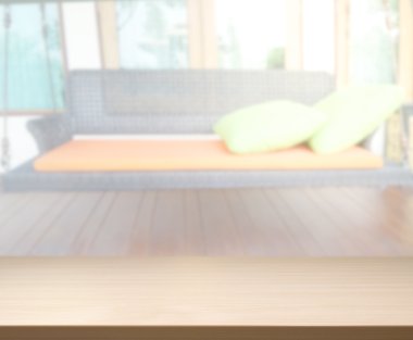 Masa üstü ve arka planın bulanık oturma odası