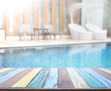 ahşap masa artalanını üst ve Havuzu