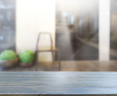 Masa üstü ve arka planın bulanık oturma odası