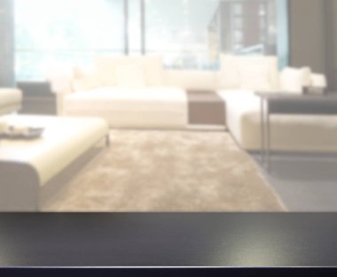 Masa üstü ve arka planın bulanık oturma odası