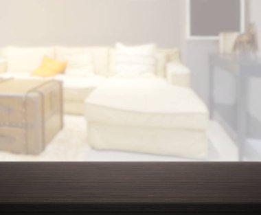 Masa üstü ve arka planın bulanık oturma odası