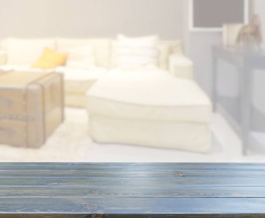 Masa üstü ve arka planın bulanık oturma odası