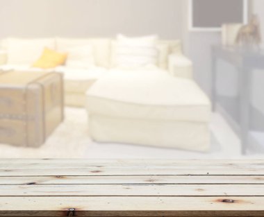 Masa üstü ve arka planın bulanık oturma odası