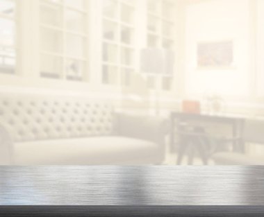 Masa üstü ve arka planın bulanık oturma odası