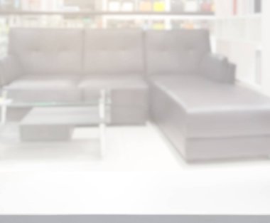 Masa üstü ve arka planın bulanık oturma odası