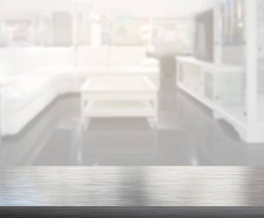 Masa üstü ve arka planın bulanık oturma odası