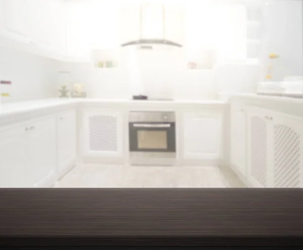 Mesa superior y desenfoque cocina habitación de fondo —  Fotos de Stock
