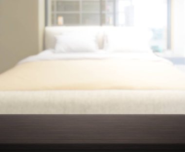 Masa üstü ve bulanıklık arka planda yatak odası