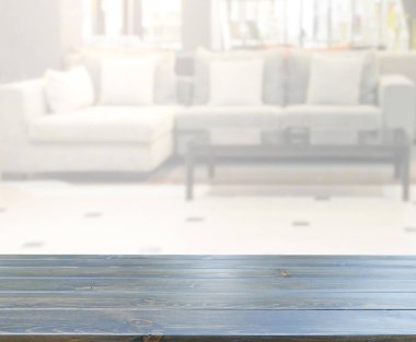 Masa üstü ve arka planın bulanık oturma odası