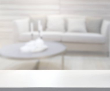 Masa üstü ve arka planın bulanık oturma odası