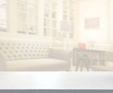 Masa üstü ve arka planın bulanık oturma odası