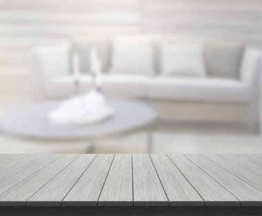 Masa üstü ve arka planın bulanık oturma odası