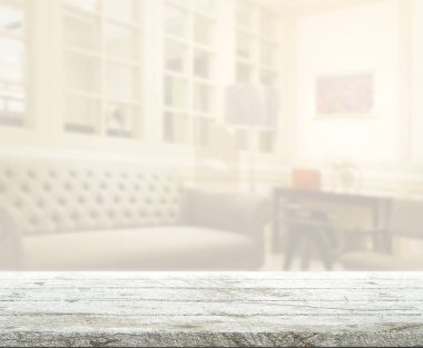 Masa üstü ve arka planın bulanık oturma odası