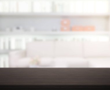 Masa üstü ve arka planın bulanık oturma odası