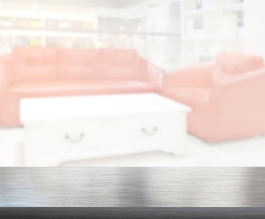 Masa üstü ve arka planın bulanık oturma odası