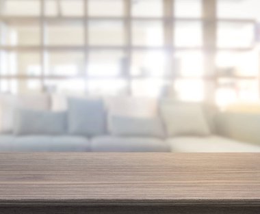 Masa üstü ve arka planın bulanık oturma odası