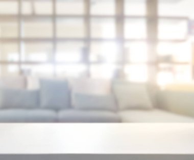 Masa üstü ve arka planın bulanık oturma odası