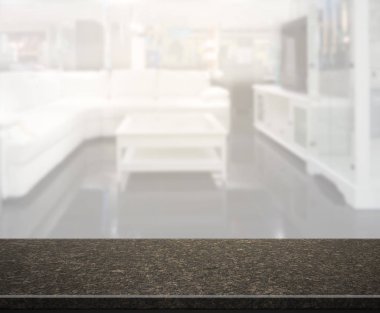 Masa üstü ve arka planın bulanık oturma odası