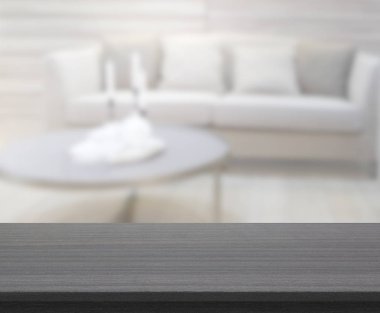 Masa üstü ve arka planın bulanık oturma odası