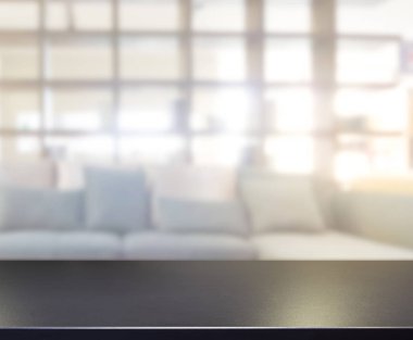 Masa üstü ve arka planın bulanık oturma odası