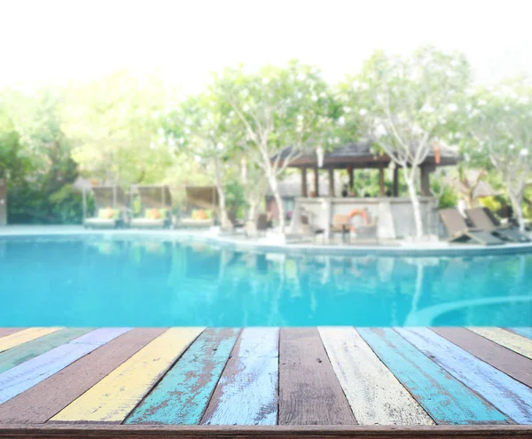 Mesa de madera Parte superior de fondo y piscina —  Fotos de Stock