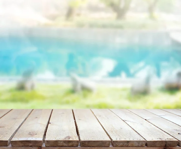 Mesa de cima e Blur piscina de fundo — Fotografia de Stock