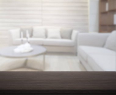 Masa üstü ve arka planın bulanık oturma odası