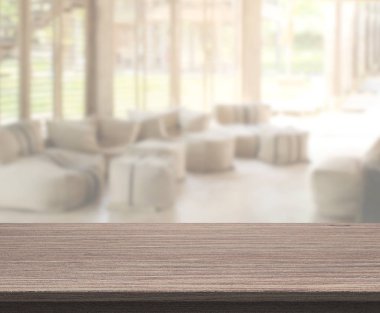 Masa üstü ve arka planın bulanık oturma odası