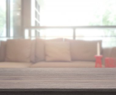 Masa üstü ve arka planın bulanık oturma odası