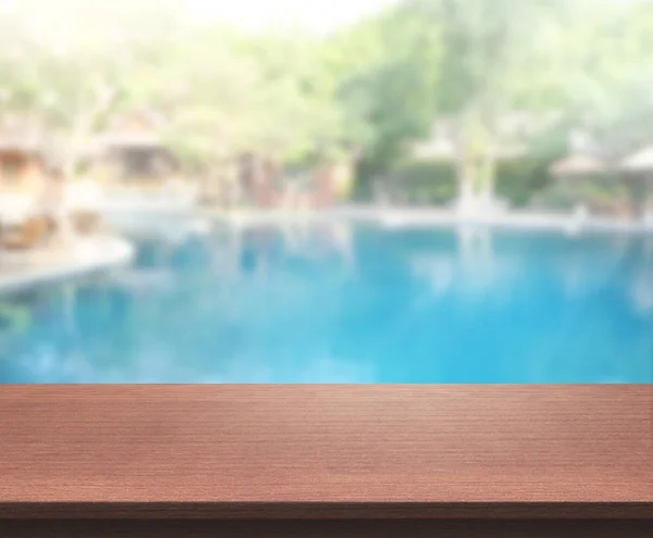 Stůl horní a rozmazaný bazén na pozadí — Stock fotografie