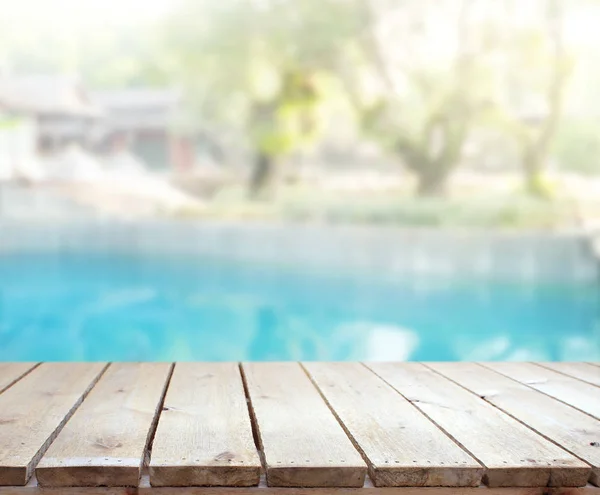 Tafelblad en wazig zwembad met achtergrond — Stockfoto
