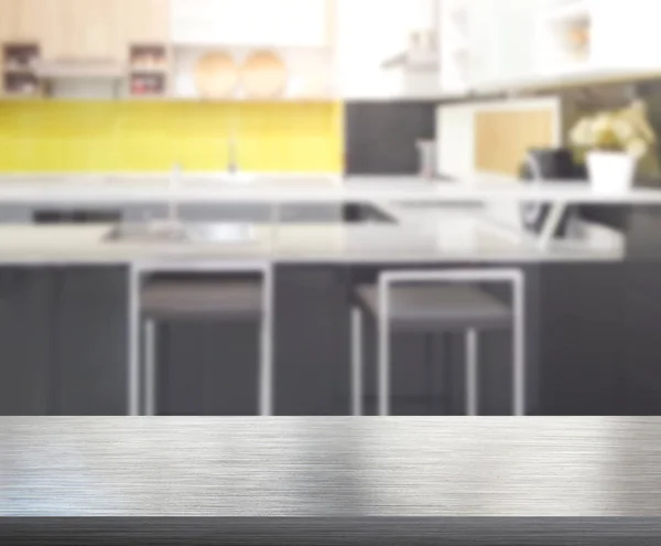 Bordsskivan och oskärpa kök rum i bakgrunden — Stockfoto