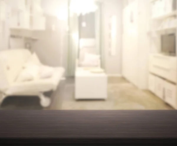 Топ стола и размытая живая комната на фоне — стоковое фото