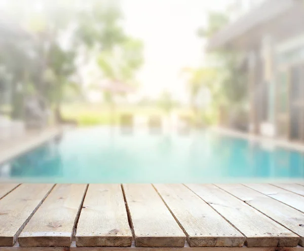 Tischplatte und Swimmingpool im Hintergrund verschwimmen — Stockfoto