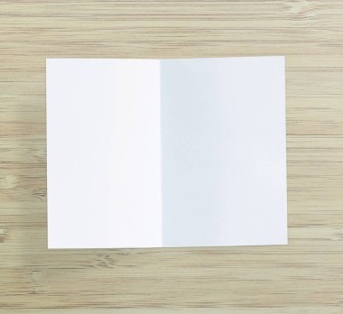 Ahşap masa arka plan üzerinde beyaz kağıt