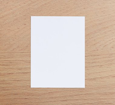 Ahşap masa arka plan üzerinde beyaz kağıt