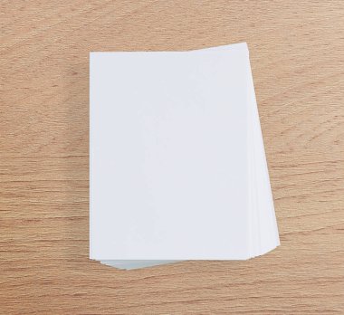 Ahşap masa arka plan üzerinde beyaz kağıt