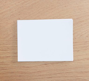 Ahşap masa arka plan üzerinde beyaz kağıt