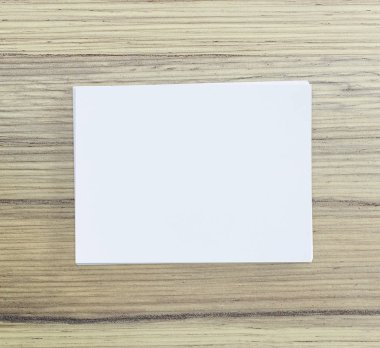 Ahşap masa arka plan üzerinde beyaz kağıt