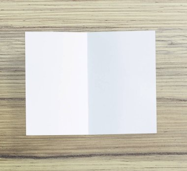 Ahşap masa arka plan üzerinde beyaz kağıt