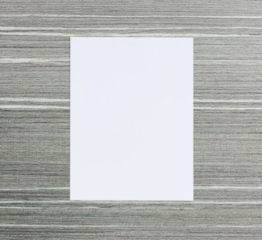 Ahşap masa arka plan üzerinde beyaz kağıt