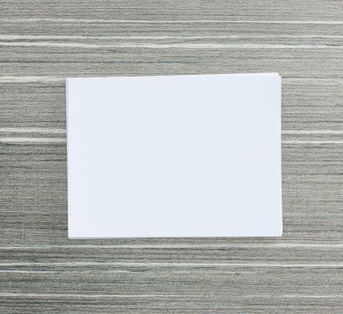 Ahşap masa arka plan üzerinde beyaz kağıt