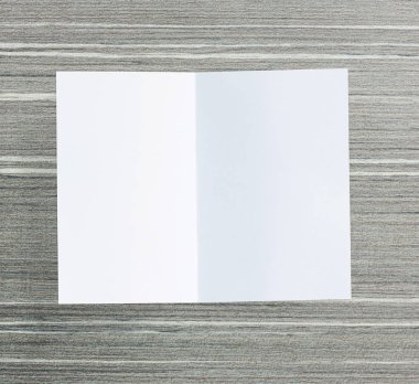 Ahşap masa arka plan üzerinde beyaz kağıt